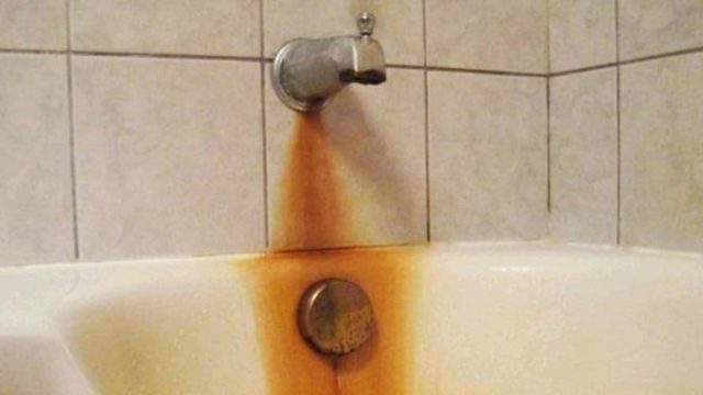 Η μόνη λύση: Πώς να αφαιρέσετε την σκουριά από τον νιπτήρα και τη μπανιέρα!