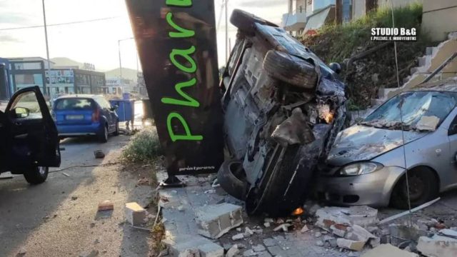 Σοκαριστικό τροχαίο στο Ναύπλιο: Τρελή πορεία ΙΧ – Γκρέμισε μάντρα και έπεσε σε σταθμευμένα οχήματα (Photos)
