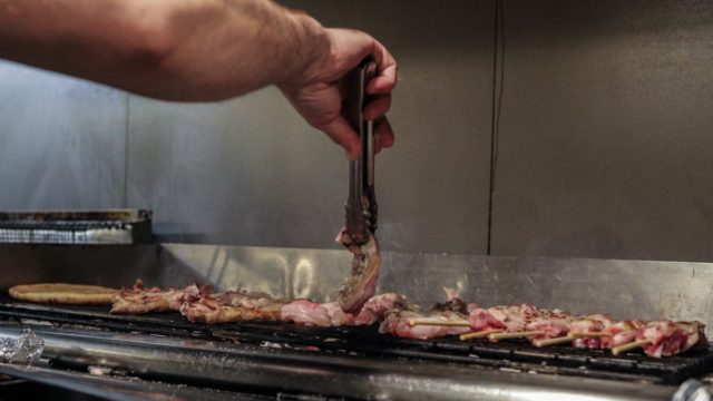 Σουβλάκι… πολυτελείας: Το Reuters μιλά για «τέλος στην φθηνή απόλαυση των Ελλήνων»