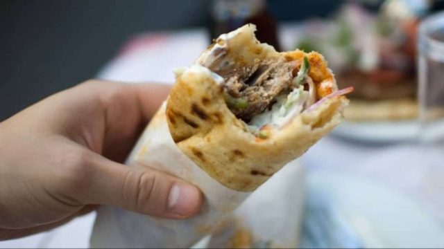 Η απόλυτη ιεροσυλία: Γιατί μας λένε ότι δεν πρέπει να βάζουμε πατάτες τηγανητές στο σουβλάκι;