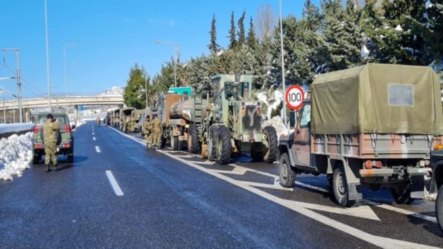 Σοβαρό τροχαίο στη Λεωφόρο Αθηνών με στρατιωτικό όχημα – Τεράστιο μποτιλιάρισμα και πληροφορίες για τραυματισμό
