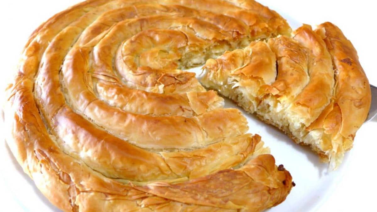 Λαχταριστή στριφτή τυρόπιτα με αποξηραμένα σύκα και πράσινο πιπέρι