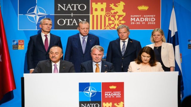 Σύνοδος ΝΑΤΟ: Το «γύρισμα της μπιφτέκας» από την Τουρκία για Φινλανδία-Σουηδία, τα ανταλλάγματα και η ελληνική αντίδραση (video)
