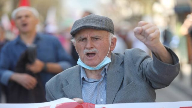 Πανελλαδική συγκέντρωση των συνταξιούχων στα Προπύλαια – Κλειστή η Πανεπιστήμιου