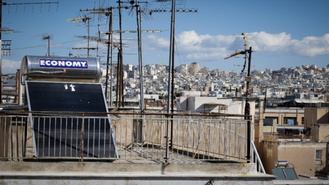 Σοκαρισμένοι οι γείτονες της κοπέλας που έπεσε από ταράτσα στο Παγκράτι: «Ήταν πάντα θλιμμένη – Περπατούσε και πάγωνε ξαφνικά…» (video)