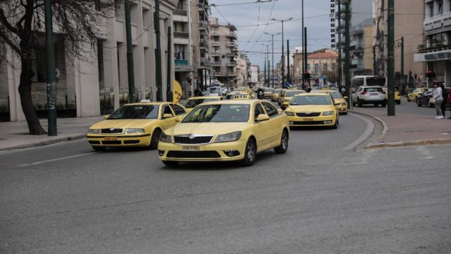 Δεν αφήνει τίποτα όρθιο η ακρίβεια στο πέρασμά της: «Κλειδώνει» αύξηση και στα ταξί – Ποια θα είναι η νέα ταρίφα