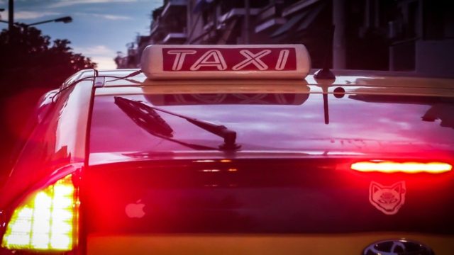 Ταξί – «Εκτοξεύεται» στα 4 ευρώ η ελάχιστη χρέωση διαδρομής: Ταρίφα «φωτιά» μετά τις ανατιμήσεις στη βενζίνη – Ο νέος τιμοκατάλογος (video)