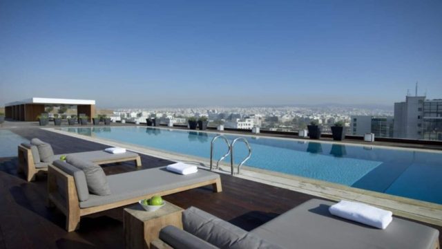 Tο αφοπλιστικά ειδυλλιακό Sky Bar του πολυτελούς The Met Hotel στη Θεσσαλονίκη