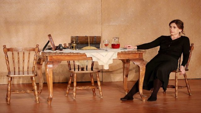 “Η Πόρνη Από Πάνω”: Το αριστούργημα του Αντώνη Τσιπιανίτη με την Κατερίνα Διδασκάλου σε περιοδεία