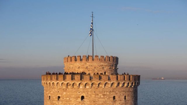 Θρίλερ στη Θεσσαλονίκη: Οδηγός δικύκλου παρασύρθηκε από τα ορμητικά νερά – Το πόδι του πλακώθηκε από το μηχανάκι (Video)