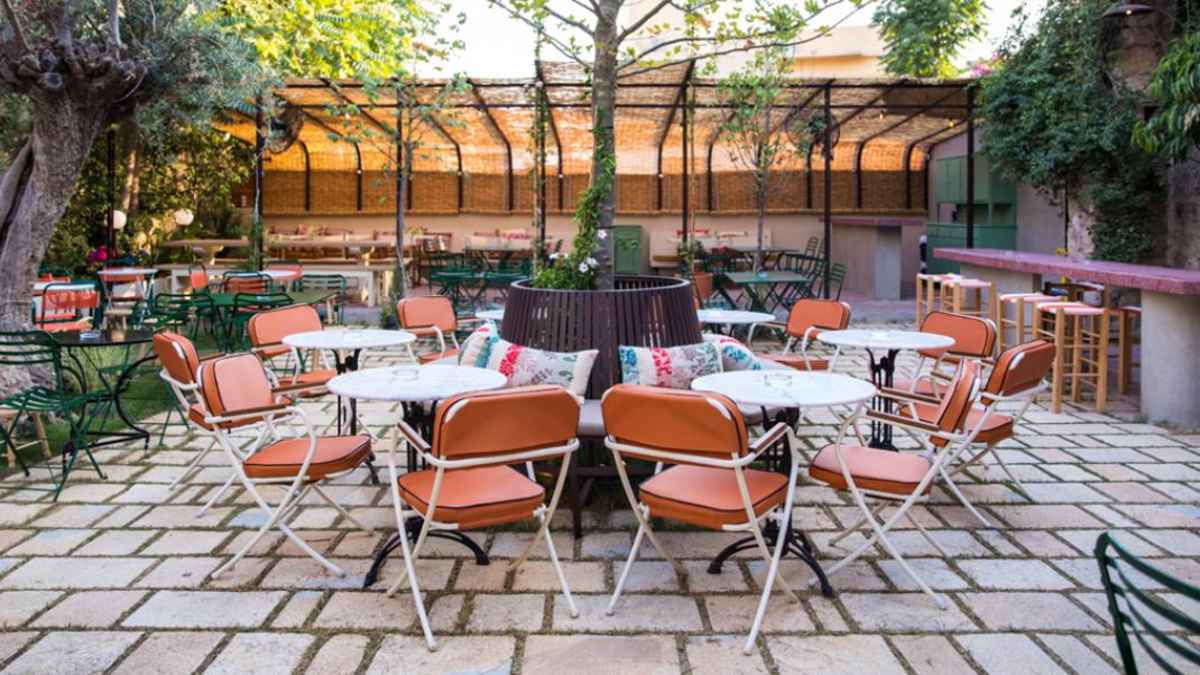 4+1 αγαπημένα μαγαζιά με αυλές για να δροσιστείτε