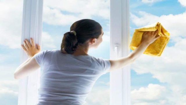 Ψεκάστε τα τζάμια στα παράθυρά σας με λευκό ξύδι: Ο απίθανος λόγος που πρέπει να το κάνετε!