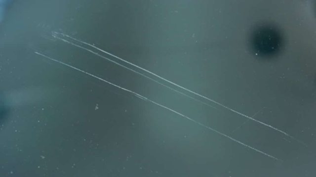 Γρατζουνιές στο τζάμι της μπαλκονόπορτας; Τα απίθανα κόλπα για να τις ξεφορτωθείτε!
