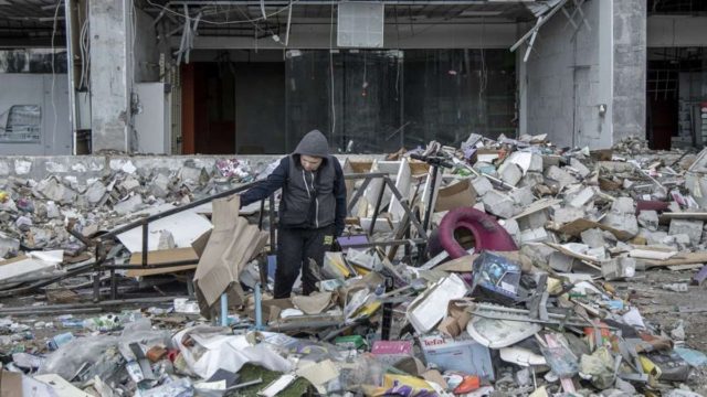 Πόλεμος στην Ουκρανία: Πύραυλοι χτύπησαν γεμάτο με κόσμο εμπορικό κέντρο στο Κρέμεντσουκ – Φόβοι για νεκρούς (Video)