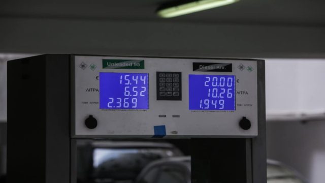 Αδιανόητο – Έτσι μας κλέβουν στο πρατήριο: Έκοψαν απόδειξη με περισσότερα λίτρα βενζίνης από ό,τι χωράει το ντεπόζιτο! (video)