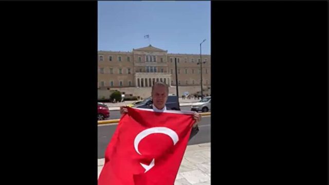 Τούρκος πολιτικός χωρίς ίχνος μεταμέλειας: «Άνοιξα την τουρκική σημαία στο Σύνταγμα, αλλά με κυνήγησαν» (video)