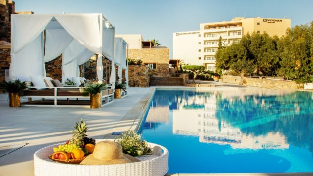 Wyndham Grand Crete Mirabello Bay: Ανεπιτήδευτη πολυτέλεια πάνω στη θάλασσα