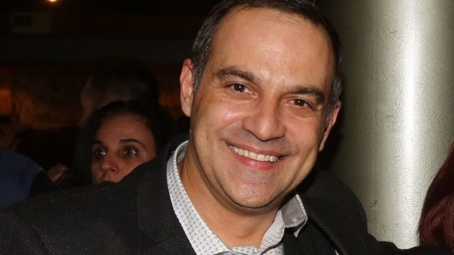 Προσπαθεί να σταθεί στα πόδια του ο Κρατερός Κατσούλης: Η πρώτη εμφάνιση μετά το θάνατο της μητέρας του – Απούσα η Κατερίνα Καραβάτου (photos)