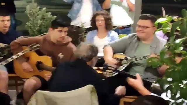 Ρίγη συγκίνησης: Ο Σταύρος Ξαρχάκος διευθύνει… λιλιπούτια ορχήστρα σε ταβέρνα της Σύρου και γίνεται viral! (video)
