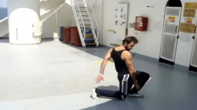 Ανατριχιαστικό ζεϊμπέκικο 45χρονου Έλληνα καταμεσής του Ατλαντικού – Έχει ξεπεράσει τις 600.000 προβολές! (video)