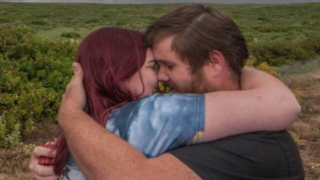 Αυτή η φωτογραφία από την πρόταση γάμου προκάλεσε χαμό – Παρατηρήστε τι κρύβεται στο φόντο της