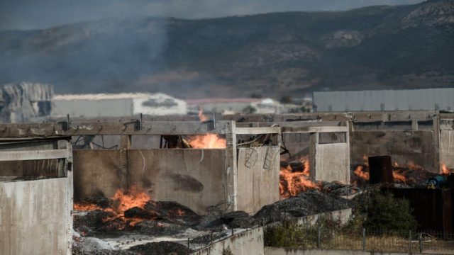 Φωτιά στον Ασπρόπυργο: Βίντεο-ντοκουμέντο “πιάνει” εμπρηστή που βάζει φωτιά δίπλα σε σπίτια (video)