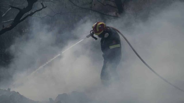 Πύρινος εφιάλτης στο Ρέθυμνο: Στις φλόγες το νότιο τμήμα του νομού – Άνεμοι 10 μποφόρ στην περιοχή