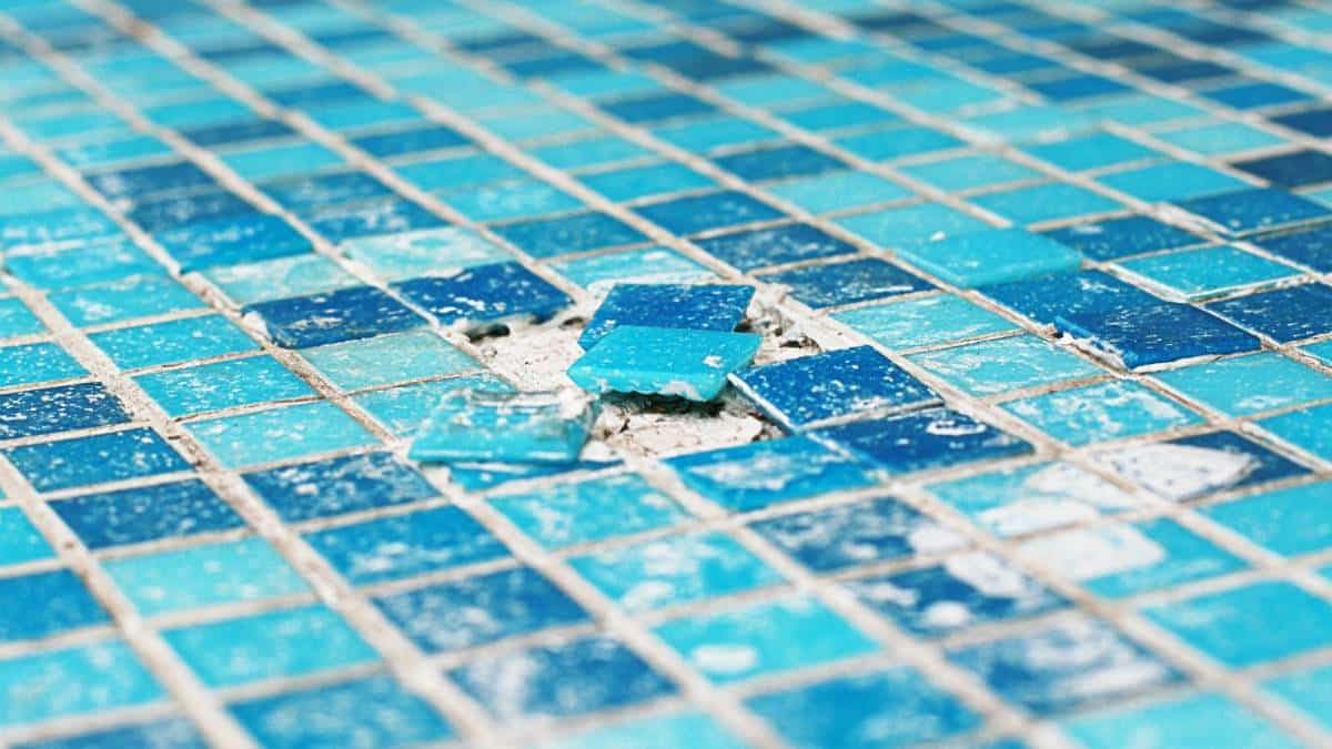 “Τα έκαναν πλακάκια”: Άλλαξαν όψη στο μπάνιο τους εύκολα και οικονομικά