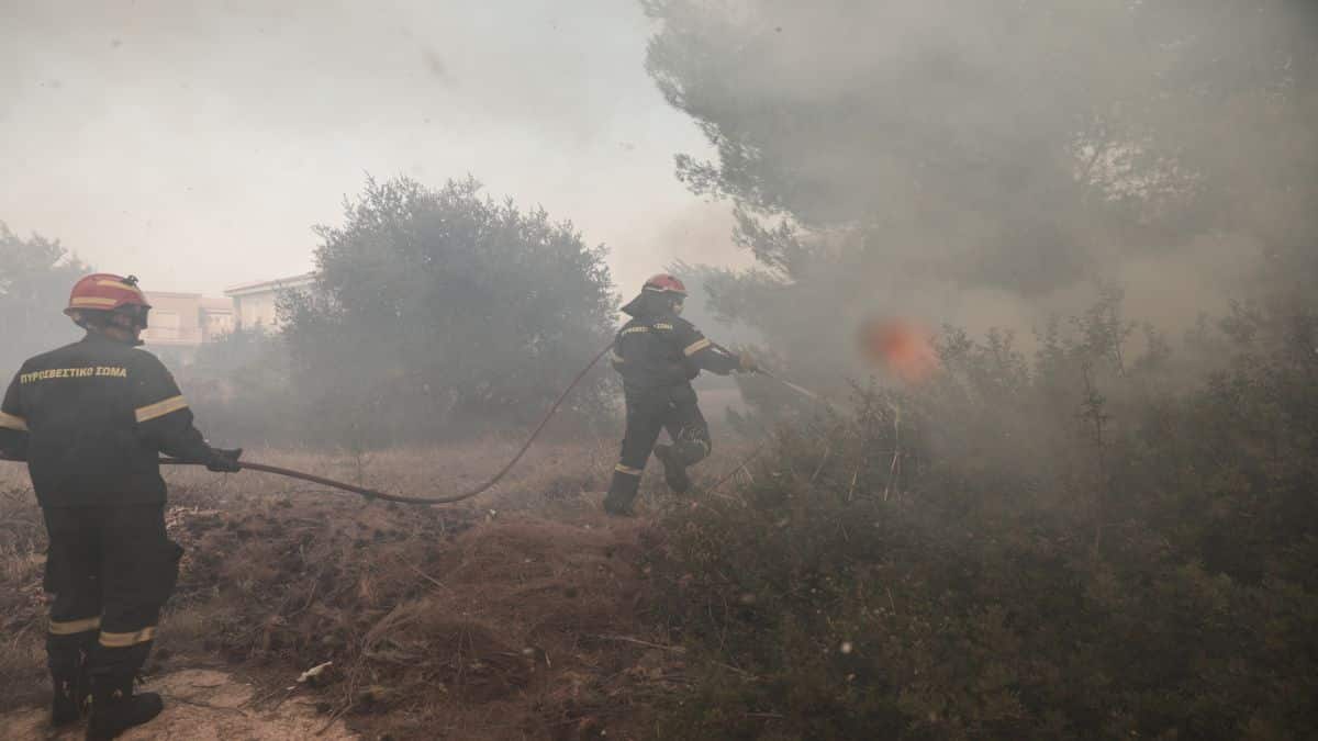 Φωτιά στο Ξυλόκαστρο – Επίγειες και εναέριες δυνάμεις στην περιοχή