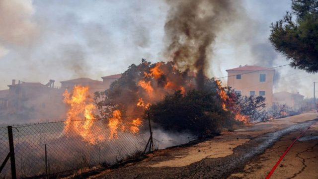 Φωτιά στον Έβρο: Δύσκολες ώρες στη Δαδιά – Εκκενώθηκε το μοναστήρι
