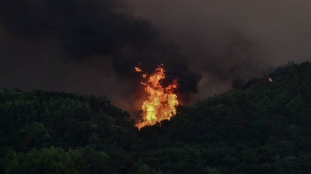 Φωτιά στη Μάνδρα: Καλύτερη η εικόνα από το μέτωπο – Υπό έλεγχο αυτή την ώρα
