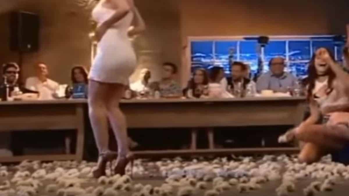 Φανήκαν όλα: Ανέβηκε στην πίστα κι έκανε τους πάντες να αλληθωρίσουν με το τσιφτετέλι της