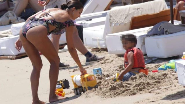Με ριγέ τουρμπάνι και ασορτί μαγιό – Η ανάρτηση της Σταματίνας Τσιμτσιλή από τις διακοπές της στην Πάρο