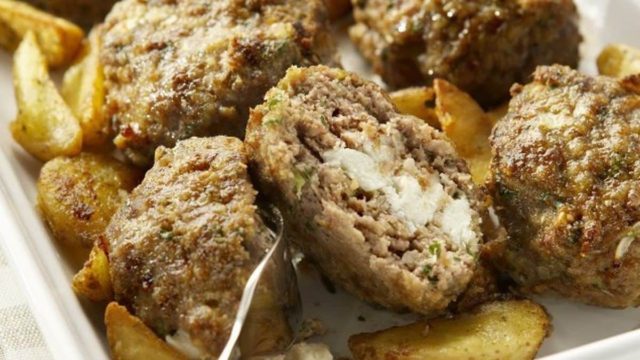 Μύρισε απόλαυση! Ζουμερά κοτομπιφτέκια με γέμιση από κρητική ξινομυζήθρα