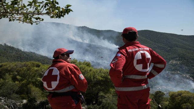 Νέο πύρινο μέτωπο στην Αττική – Φωτιά στα Σπάτα