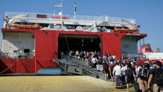 Το αδιαχώρητο στο Λιμάνι του Πειραιά – Κορυφώνεται η έξοδος των αδειούχων