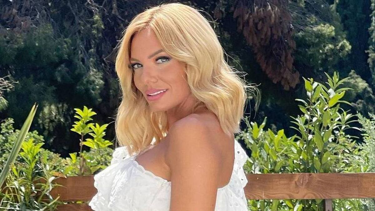 Ανεβαίνει τα σκαλιά της εκκλησίας η Ιωάννα Μαλέσκου