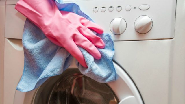 Εξαφανίστε τη μούχλα από το πλυντήριο σε 10′ με ξύδι και άλλα 2 υλικά