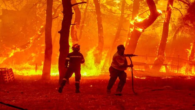 Πύρινος εφιάλτης στην Ελλάδα: Πέντε ανεξέλγκτα μέτωπα σε Έβρο, Λέσβο, Γρεβενά, Πρέβεζα και Μεσσηνία