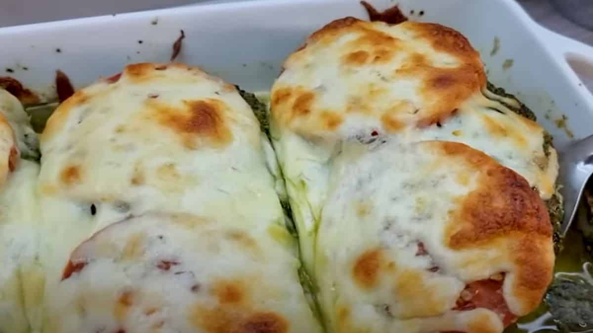 Φιλέτα κοτόπουλου στον φούρνο με πέστο, ντομάτα και λιωμένο τυρί