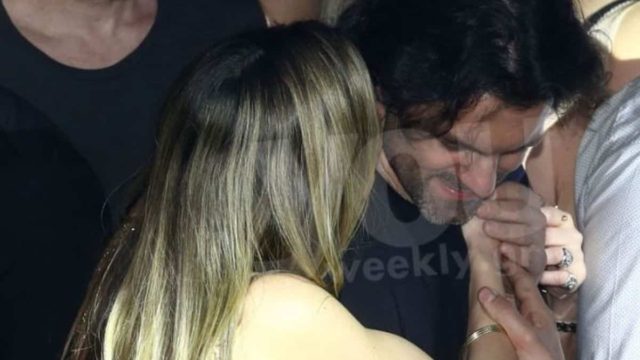 Διαχυτικοί για πρώτη φορά στα σοκάκια της Μυκόνου – Βίντεο από βραδινή έξοδο της Αθηνάς Οικονομάκου και του Φίλιππου Μιχόπουλου