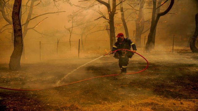 Μεγάλη φωτιά στα Μακρίσια Ηλείας – Εκκενώνεται η κατασκήνωση στη Φρίξα