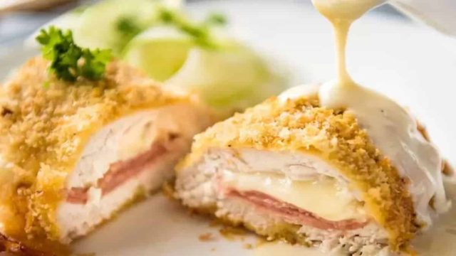 Κοτόπουλο Cordon Bleu: Το κοτόπυολο στην πιο γευστική εκδοχή του – Συνταγή που θα “κολάσει” όποιον δοκιμάσει