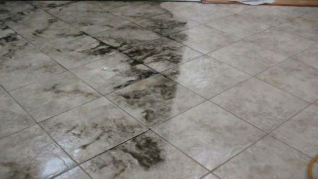 Σκουριά στα πλακάκια: Τα βήματα για να την εξαφανίσετε χωρίς κόπο