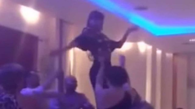 Ποια νύφη; Το τσιφτετέλι της 28χρονης κουμπάρας σε γάμο αναστάτωσε μέχρι και τον… γαμπρό!
