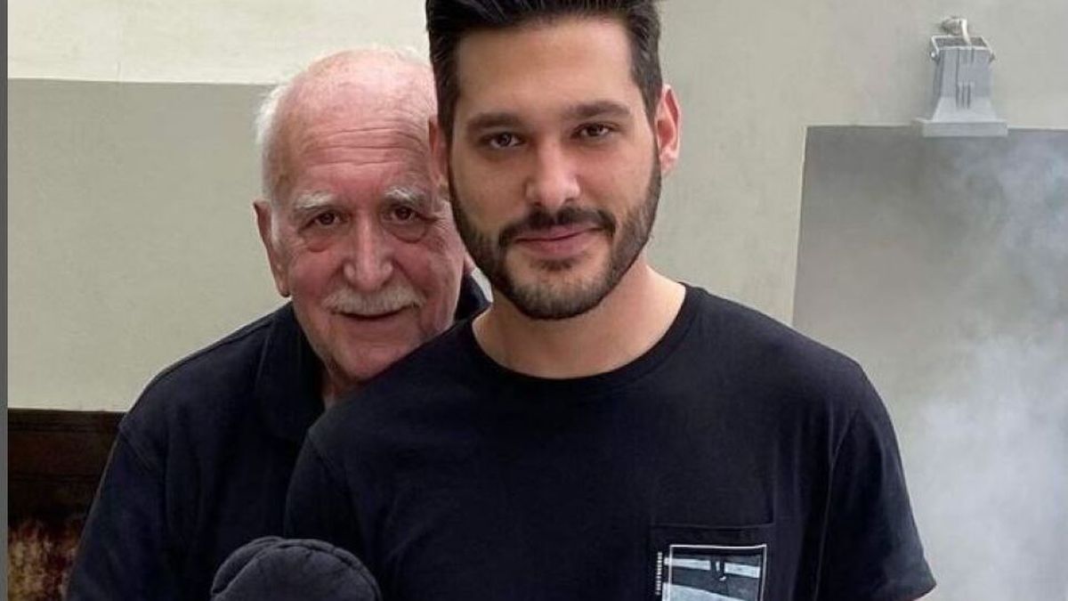 Δεν κρατιέται ο γιος του Γιώργου Παπαδάκη, Φοίβος – Οι δημόσιες αγκαλιές με τη σύντροφό του