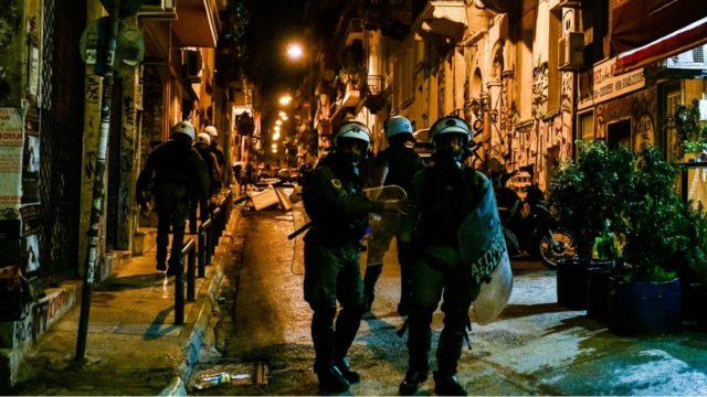 Επεισόδια στα Εξάρχεια: Χημικά, κρότου λάμψης και συμπλοκές στην πλατεία