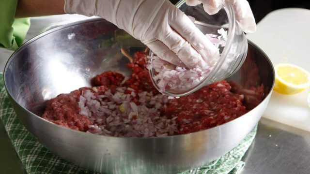 Αφράτος κιμάς με ξύδι και άλλα 2 υλικά για να βγαίνουν πάντα ζουμερά τα μπιφτέκια και κεφτεδάκια