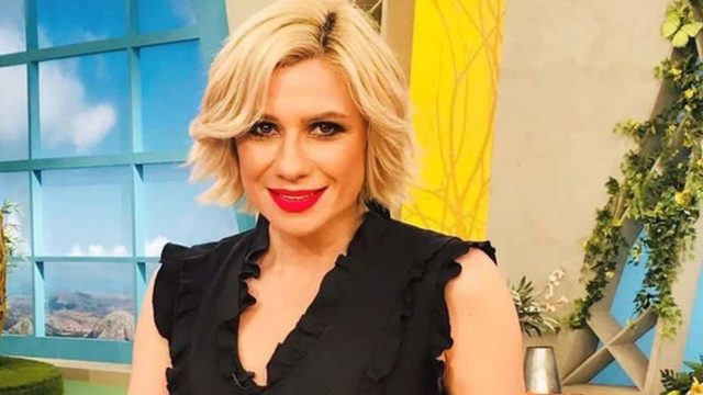 Έριξε το Instagram η Κατερίνα Καραβάτου – Στα 48 της ποζάρει με μπικίνι και προκαλεί “σεισμό” με το κορμί της