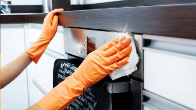 Πεντακάθαρος φούρνος με συμβουλές της γιαγιάς για σίγουρο αποτέλεσμα – Έτσι θα τον κάνετε λαμπίκο!